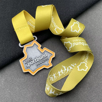 Médaille ronde gaufrée Radial Sunburst avec ruban imprimé étoile rouge gris pâle pour concours sportifs, ensemble de trophées trois niveaux