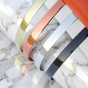 Profil de <span class=keywords><strong>corniche</strong></span> de plafond <span class=keywords><strong>noir</strong></span> mat anti-humidité de haute qualité, directement du fabricant, pour finitions modernes de bureaux et salles de conférence - Product Image 1