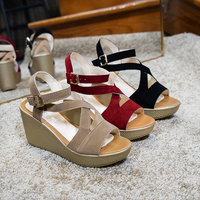 Fournisseur chinois d'été à talons hauts compensés en PU plate-forme femmes sandales à boucle chaussures à lanières