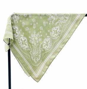 Écharpe en soie avec impression personnalisée, idéale pour les boutiques recherchant des designs exclusifs avec des options de marque privée - Product Image 5