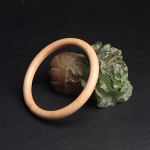 Pulsera de madera de durazno, amuleto protector para mujer, regalo de madera vieja pura para uso en la oficina - Product Image 3