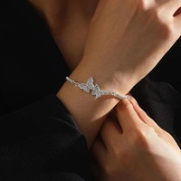Set Perhiasan Kalung Kupu-kupu Berlian Amerika dan Eropa, Anting Clover, dan Gelang untuk Wanita dan Gadis