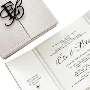 Carpeta de Invitación de Boda de Terciopelo de Lujo con Estampado Dorado y Monograma Personalizado para Invitaciones Elegantes de Boda, Cumpleaños o Graduación - Product Image 1