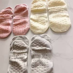 Chaussettes de sport antidérapantes pour femmes, confortables et respirantes, idéales pour le Pilates et le yoga, usage en <span class=keywords><strong>studio</strong></span>, prix d'usine, vente en gros - Product Image 2