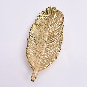 Plat <span class=keywords><strong>de</strong></span> service <span class=keywords><strong>de</strong></span> dîner fait à la main plat en grès <span class=keywords><strong>de</strong></span> luxe, feuilles <span class=keywords><strong>de</strong></span> banane dorées plateaux <span class=keywords><strong>de</strong></span> service décoratifs - Product Image 4