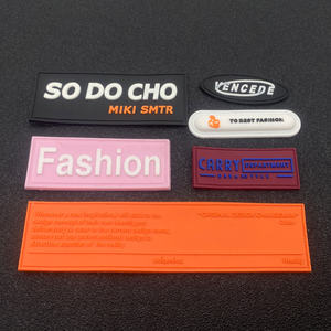 แผ่นปะยางสำหรับเสื้อผ้ากางเกงยีนส์หมวก3D ซิลิโคนพีวีซีนิ่มแบบห่วงและขอบด้านหลัง - Product Image 1