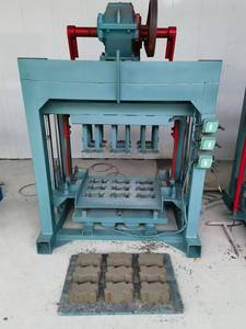 מכונת ייצור לבנים איכותית במחיר מצוין, דגם 4-40, תומכת בהתאמה אישית, מכונת יצירת בלוקים מבטון ללא שריפה - Product Image 4