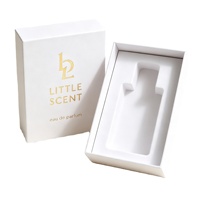 Boîte d'emballage de parfum de luxe de petite taille avec logo en relief, boîte cadeau en papier pour échantillons de mini-parfums