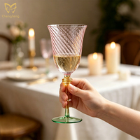 Ensemble de gobelets en verre artisanal français à motif tourbillonnant, couleur pastel, rose et vert citron, verres à vin à long pied pour mariage