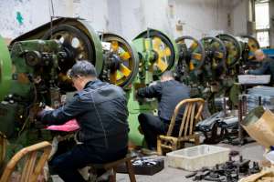 Bingkai Plat Nomor Mobil Baja Anti Karat Amerika Buatan Pabrik, Permukaan Cermin Poles + Tutup Sekrup Berlapis Krom - Product Image 6