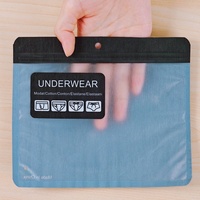 Sac à vêtements en tissu non tissé PE mat avec trou de suspension pour sous-vêtements, sac en plastique laminé à trois côtés avec impression en gravure