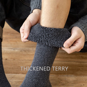 <span class=keywords><strong>100</strong></span>% laine mérinos chaussettes décontractées pour hommes hiver longues chaussettes floues épaissies avec logo inférieur anti-dérapant - Product Image 2