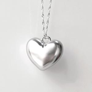 Palette de maquillage vide tendance en forme de cœur argenté métallique avec miroir, mini étui à baume à lèvres en aluminium, breloque porte-clés en forme de cœur - Product Image 3