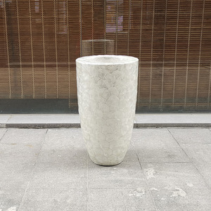 Pots à fleurs en fibre de verre blancs sur pied, vente directe d'usine, pour magasins de mariage, centres commerciaux, centres de bien-être - Product Image 4