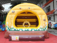 Château gonflable sur le thème des abeilles avec toboggan - Structure de jeu pour enfants en plein air dans la cour pour une fête sur le thème des abeilles
