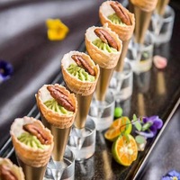 Goldener Kegel für gehobene Gastronomie: Hochzeitsbuffet, Gourmet-Vorspeisen, maßgefertigter OEM-Acryl-Canape-Kegelhalter, schräg gestellt