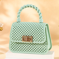 Nouveau style mini sac en silicone, sac à monnaie imperméable ajouré perlé couleur bonbon, sac à main mignon avec chaîne, perle et plume pour filles