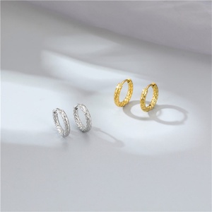 Bijoux haut de gamme, boucles d'oreilles créoles délicates plaquées or 18 carats, acier inoxydable, bijoux pour femmes - Product Image 2