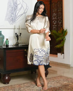 เดรสสั้นทรงหลวมพิเศษ ผ้าซาตินพรีเมียม กันยับ แต่งลายปักดอกไม้ แขนพอง สไตล์ลำลอง - Product Image 4