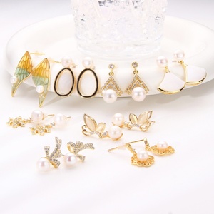 Wholesale Luxury 18K Gold Plated Women's Stud <b>Earrings</b> Trendy Korean Style Zircon Butterfly Imitation Pearl Brass Bezel Setting - Product Image 6