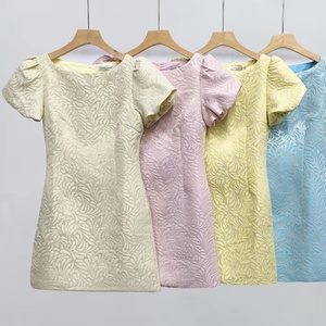 Sur mesure OEM/ODM – Robe midi décontractée pour femme, taille naturelle, couleur unie, tissu jacquard gaufré, manches bouffantes, style simple et tendance - Product Image 1