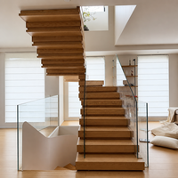 Escalier en chêne sur mesure avec monte-escalier blanc, marches en bois foncé, balustres en métal noir mat, escalier droit pour maison moderne