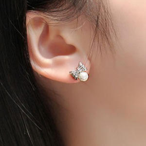 Orecchini a perno con fiocco in oro bianco, perla d'acqua dolce e diamanti taglio brillante rotondo per donna, gioielli da matrimonio in argento 925 - Product Image 5