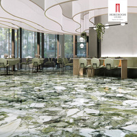 Dalles de porcelaine 1600x3200mm, effet marbre vert émeraude glacé, écologiques et étanches pour escaliers commerciaux et salles de bain