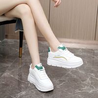 Chaussures de skate blanches à semelle épaisse ondulée pour femmes, baskets rehaussantes discrètes en cuir imperméable, idéales pour la marche quotidienne et décontractée.