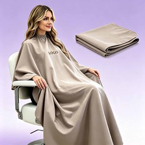 ผ้าคลุมตัดผมสีน้ำตาลเฮเซลนัทสุดหรู พิมพ์โลโก้ได้ตามต้องการ คอเสื้อยืดหยุ่นสวมใส่สบาย สำหรับย้อมผม ดัดผม ช่างทำผม ช่างตัดผม ซาลอน - Product Image 1