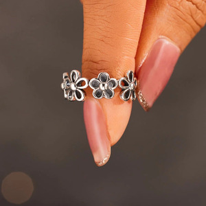 T0449 Anello in Lega con Motivo Floreale Stile Vintage Unisex Regalo Gioielli alla Moda - Product Image 3