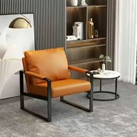 Fauteuil moderne de luxe avec structure en métal et rembourrage en mousse déchiquetée, meuble confortable pour salon