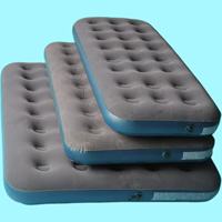 Matelas pneumatique double épais et confortable avec pompe intégrée, imperméable et durable, fabriqué en Chine pour les voyages et les séjours de nuit
