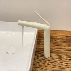 Robinet de lavabo haut de gamme en laiton blanc crème, mélangeur chaud et froid anti-éclaboussures avec poignée créative pour hôtels et appartements - Product Image 2