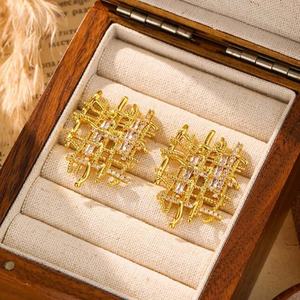 Pendientes de Botón de Metal Tejido Chapados en Oro con Microincrustaciones de Circonita Geométrica de Estilo Europeo Americano de Alta Gama para Mujer, Regalo de Moda - Product Image 2