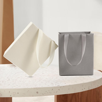 Sac à provisions de cadeau d'emballage de papier blanc haut de gamme de luxe Logo personnalisé imprimé pour l'artisanat de bougie de vêtements de bijoux. Ruban laminé