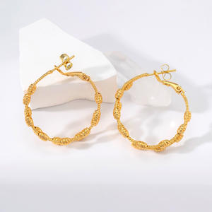 Joyería vintage chapado en oro de 18 quilates, 2 filas, aro de alambre texturizado, declaración, corte de diamante, cuentas texturizadas, pendiente de aro - Product Image 4