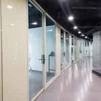 Cloisons de bureau modernes insonorisées en verre avec système modulaire à cadre en aluminium pour écoles, hôpitaux et bureaux