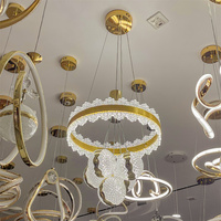 Lampes suspendues en acrylique de formes différentes personnalisées Lustres de luxe en forme de mahua pour salle à manger moderne de salon