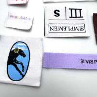 Étiquettes tissées personnalisées pour vêtements avec logo de marque, pliées avec boucle centrale