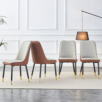 Chaise d'appoint moderne et élégante en PU marron cognac et gris avec dossier matelassé géométrique, cadre noir et pieds en métal doré pour salle à manger