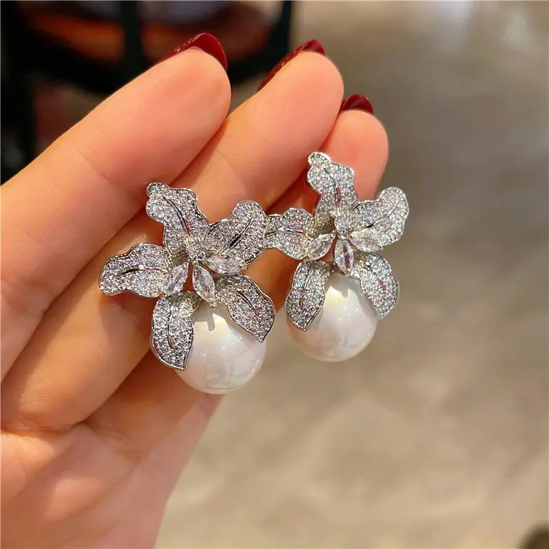 Magnifiques boucles d'oreilles en Imitation de perle de fleur pour femmes, luxe incrusté de pierre CZ étincelante, bijoux de mariage, vente en gros