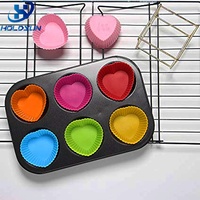 Moules à cupcake en silicone en forme de coeur de couleur personnalisée résistant à la chaleur outils à gâteau de qualité alimentaire à libération facile pour boîte à lunch