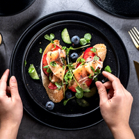Assiette plate en céramique stoneware faite à la main, sans BPA, écologique, moderne, noir mat, de qualité hôtelière, compatible micro-ondes, directement de l'usine Uaral