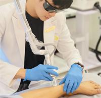 Appareil laser fractionnel au CO2 professionnel pour le traitement de l'acné, l'élimination des cicatrices et le rajeunissement de la peau, usage commercial fixe en salon