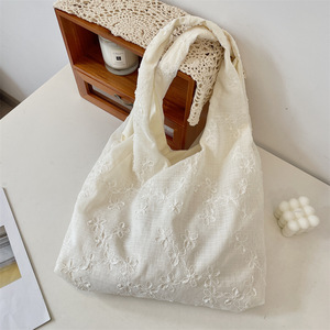 <span class=keywords><strong>Sac</strong></span> fourre-tout décontracté à <span class=keywords><strong>bandoulière</strong></span> avec broderie florale en mousseline de soie, couleur unie, grande capacité, fermeture ouverte, deux poignées - Product Image 1