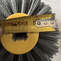 Brosse abrasive en carbure de silicium en forme d'engrenage avec trou central, utilisée pour le débavurage et la finition des bords métalliques des quincailleries.