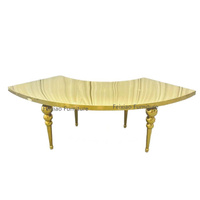 Pieds en métal doré en forme de serpent et une table de salle à manger luxueuse pour hôtel, idéale pour les mariages