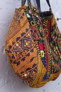 Sac à bandoulière ethnique indien Banjara fait main multicolore, brodé à la main avec des fleurs, grande capacité, fermeture éclair, pour femmes - Product Image 3