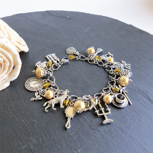 Pulsera Personalizada de Perlas Doradas <span class=keywords><strong>y</strong></span> Cristales con Diseño de <span class=keywords><strong>La</strong></span> <span class=keywords><strong>Bella</strong></span> <span class=keywords><strong>y</strong></span> <span class=keywords><strong>la</strong></span> <span class=keywords><strong>Bestia</strong></span> - Joyería Fina con Proceso Aplicado a Acero Inoxidable - Product Image 1